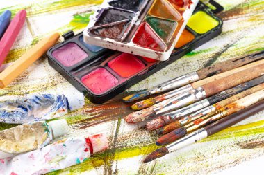 Boya fırçaları ve çizim için boyalar.