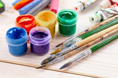 Boya fırçaları ve çizim için boyalar.