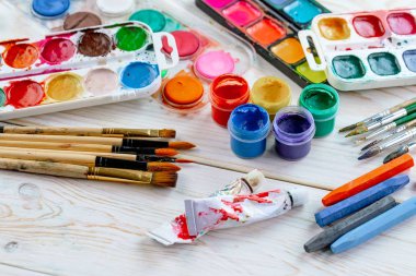 Boya fırçaları ve çizim için boyalar.
