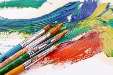 Boya fırçaları ve çizim için boyalar.