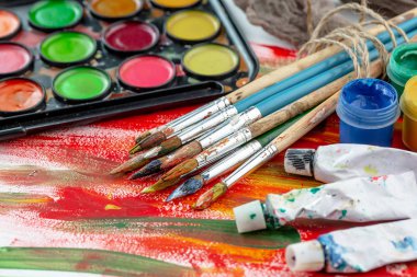 Boya fırçaları ve çizim için boyalar.