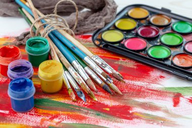 Boya fırçaları ve çizim için boyalar.