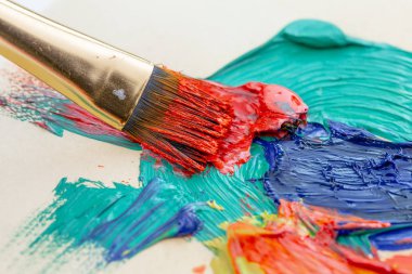 Boya fırçaları ve çizim için boyalar.