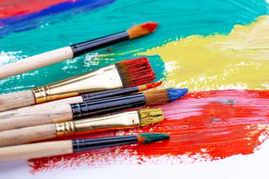 Boya fırçaları ve çizim için boyalar.