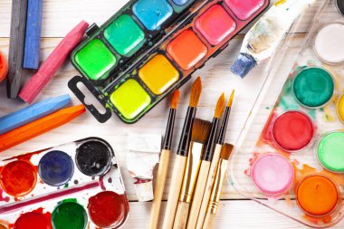 Boya fırçaları ve çizim için boyalar.
