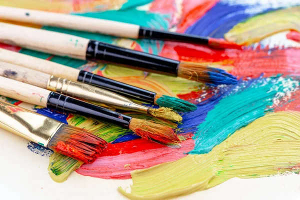 Boya fırçaları ve çizim için boyalar.