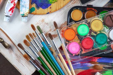 Boya fırçaları ve çizim için boyalar.