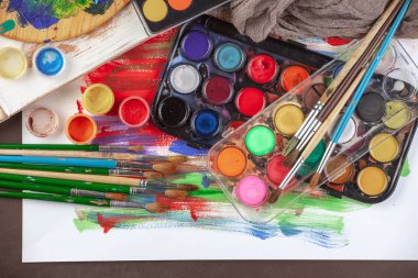 Boya fırçaları ve çizim için boyalar.