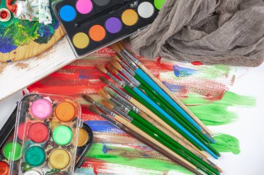 Boya fırçaları ve çizim için boyalar.