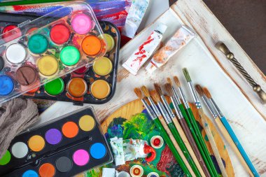 Boya fırçaları ve çizim için boyalar.