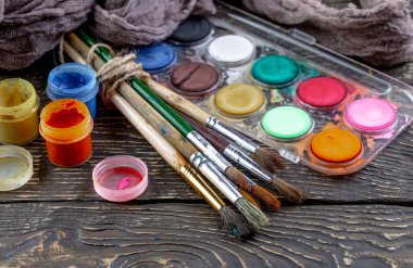 Boya fırçaları ve çizim için boyalar.