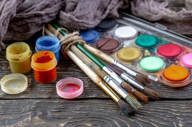 Boya fırçaları ve çizim için boyalar.