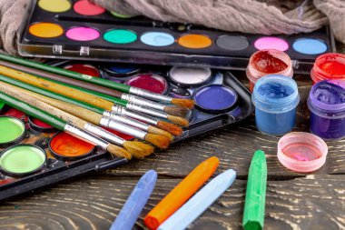 Boya fırçaları ve çizim için boyalar.