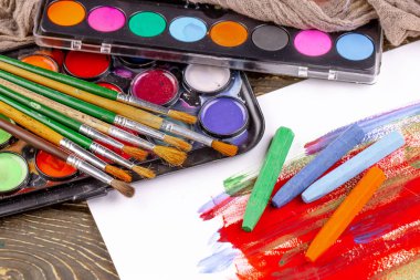 Boya fırçaları ve çizim için boyalar.