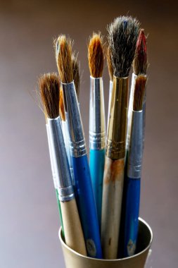 Boya fırçaları ve çizim için boyalar.