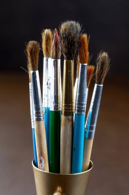 Boya fırçaları ve çizim için boyalar.