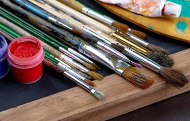 Boya fırçaları ve çizim için boyalar.