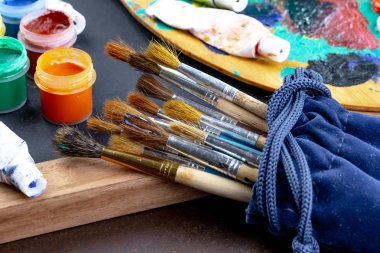 Boya fırçaları ve çizim için boyalar.