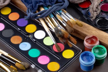 Boya fırçaları ve çizim için boyalar.