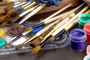 Boya fırçaları ve çizim için boyalar.
