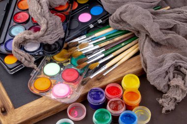 Boya fırçaları ve çizim için boyalar.