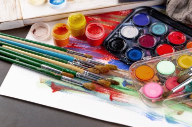 Boya fırçaları ve çizim için boyalar.