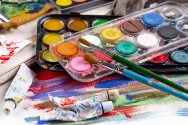 Boya fırçaları ve çizim için boyalar.
