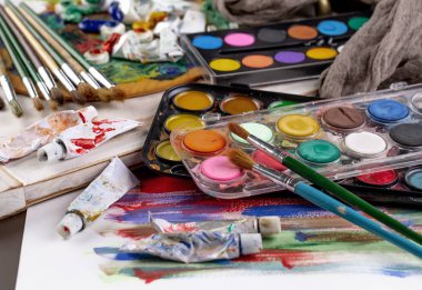 Boya fırçaları ve çizim için boyalar.