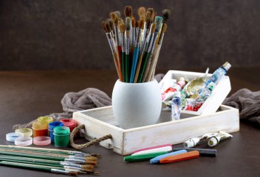 Boya fırçaları ve çizim için boyalar.