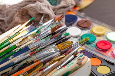 Boya fırçaları ve çizim için boyalar.