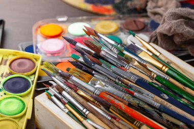 Boya fırçaları ve çizim için boyalar.