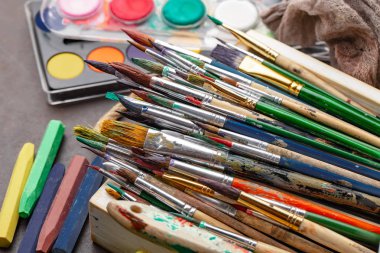 Boya fırçaları ve çizim için boyalar.