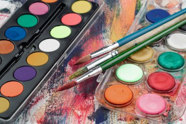 Boya fırçaları ve çizim için boyalar.