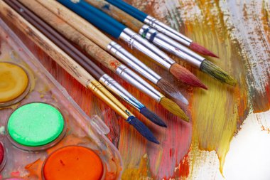 Boya fırçaları ve çizim için boyalar.