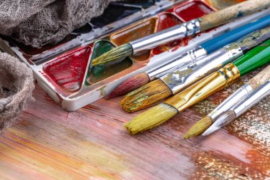 Boya fırçaları ve çizim için boyalar.