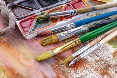 Boya fırçaları ve çizim için boyalar.