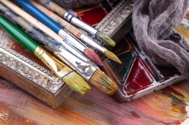 Boya fırçaları ve çizim için boyalar.