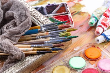 Boya fırçaları ve çizim için boyalar.