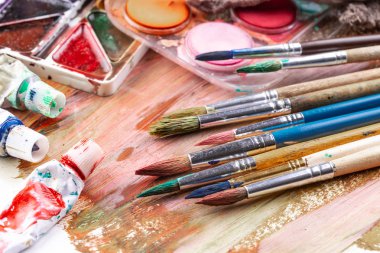 Boya fırçaları ve çizim için boyalar.