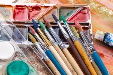 Boya fırçaları ve çizim için boyalar.