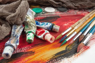 Boya fırçaları ve çizim için boyalar.