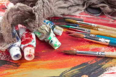 Boya fırçaları ve çizim için boyalar.