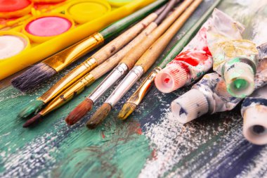 Boya fırçaları ve çizim için boyalar.