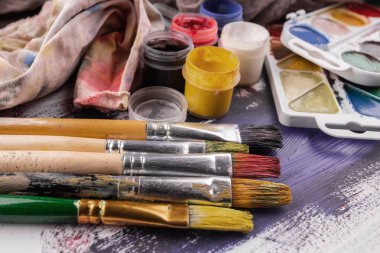 Boya fırçaları ve çizim için boyalar.