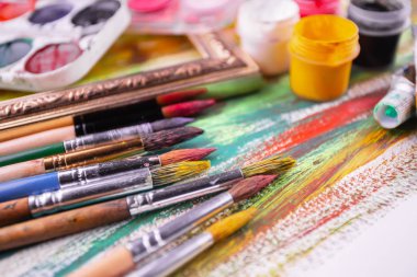 Boya fırçaları ve çizim için boyalar.