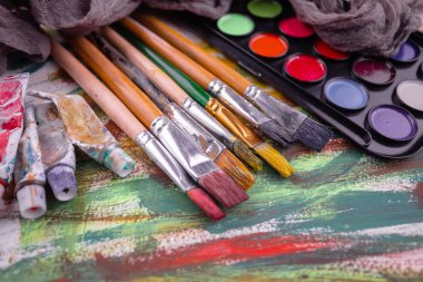 Boya fırçaları ve çizim için boyalar.