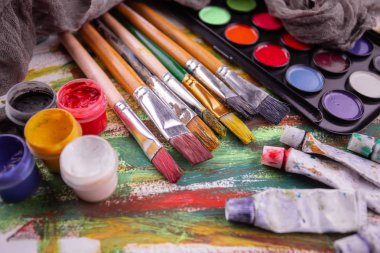 Boya fırçaları ve çizim için boyalar.