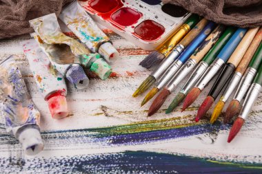 Boya fırçaları ve çizim için boyalar.