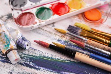 Boya fırçaları ve çizim için boyalar.