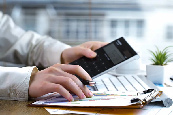 Vrouwelijke Handen Met Objecten Voor Bedrijf — Stockfoto